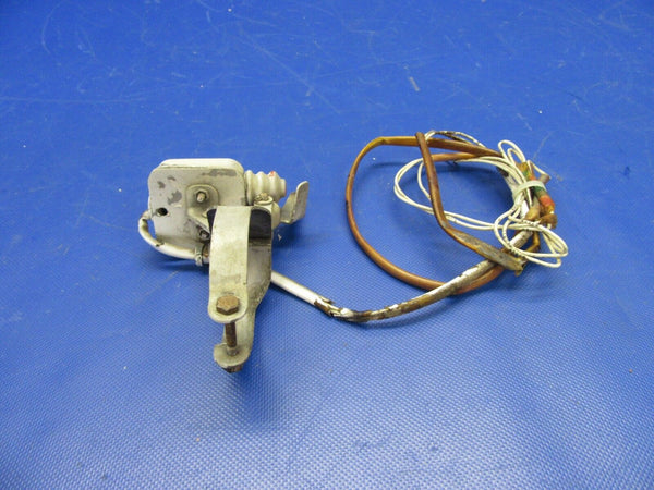 Beech Baron 95-B55 Switch Landing Gear Safety 95-361015-601, 35-361133 (1121-372