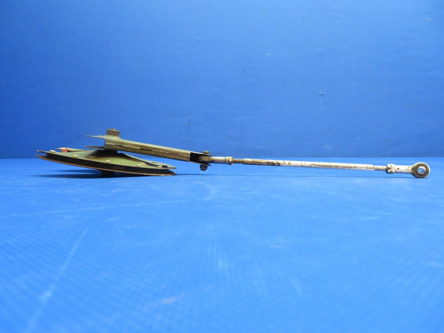 Cessna 210 RH Flap Bellcrank Assy w / Push Rod P/N 1262029-2 (0124-1137)