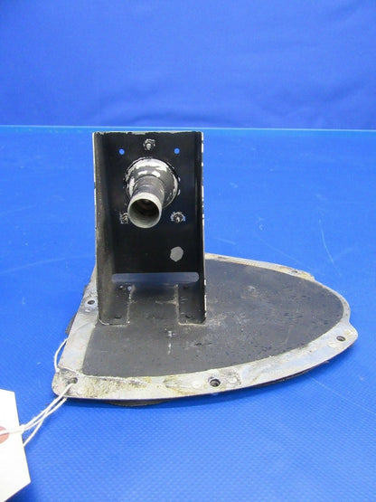 Cessna 310 Wing Nav Light & Bracket Green P/N 0823200-2 & 5618106-17 (0118-03)