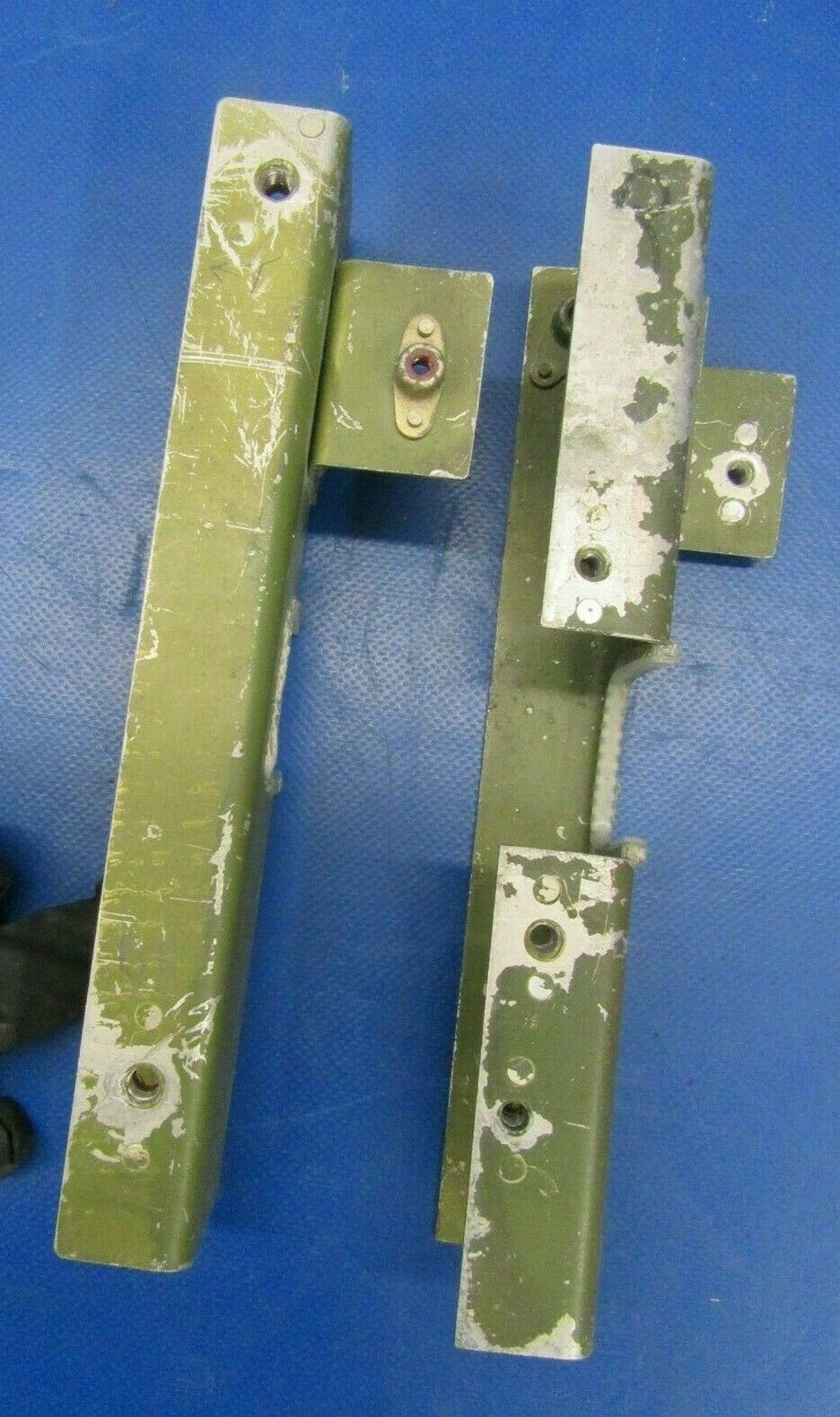 Piper PA-34-200T Seneca II Supports / Brackets Battery FWD (1219-63)