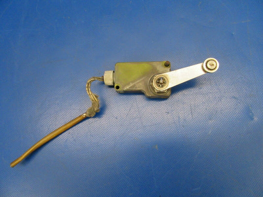 Cessna 310 / T310Q Switch Main Gear LH 1VA20 28 Volts (0619-384)