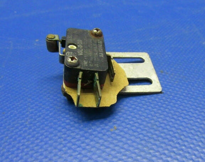 Cessna Cardinal 177RG Flap Limit Switch w/ Bracket P/N S1906-2 (0621-456)