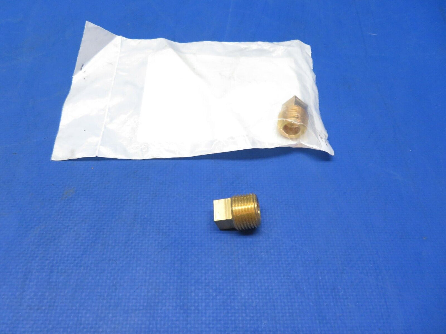 Continental Plug .38-18 NPT P/N 629518-3 LOT OF 2 NOS (1023-104)