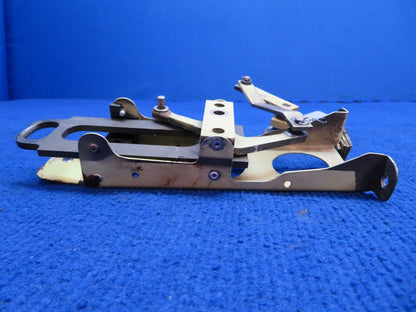 Socata FWD RH Box Assy Door Latch Mechanism w/ Handle P/N 25025005 (0622-907)
