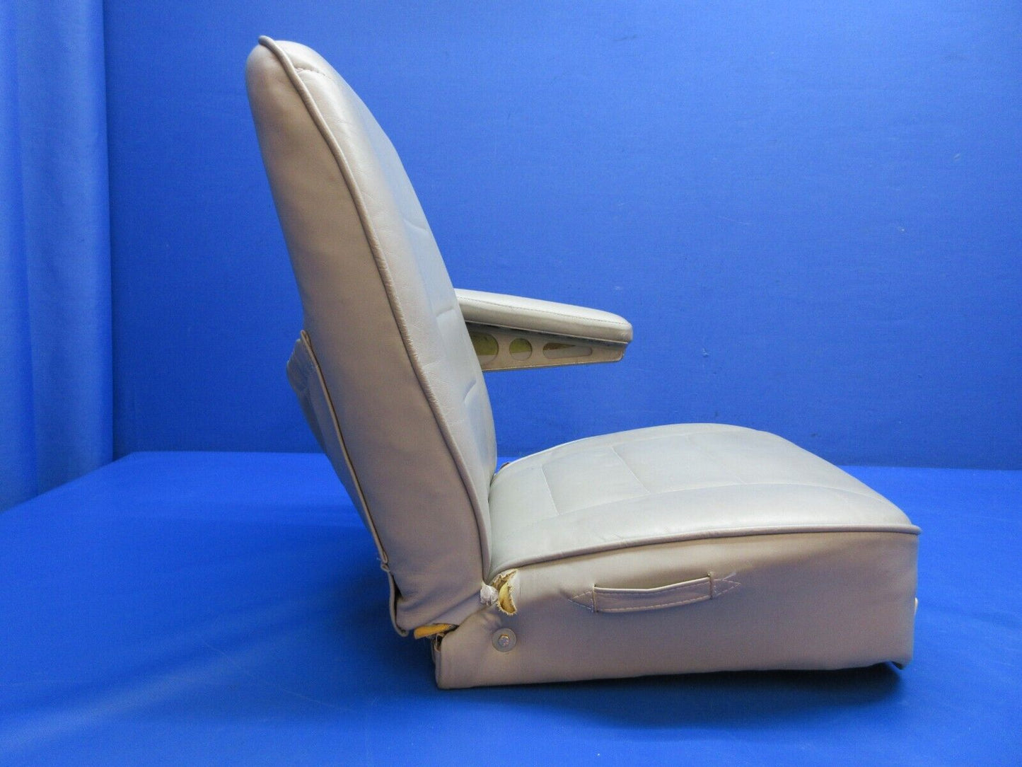 Cessna 401 / 401A Co-Pilot Seat Assy - Gray Leather P/N 5014047-4 (1223-1490)