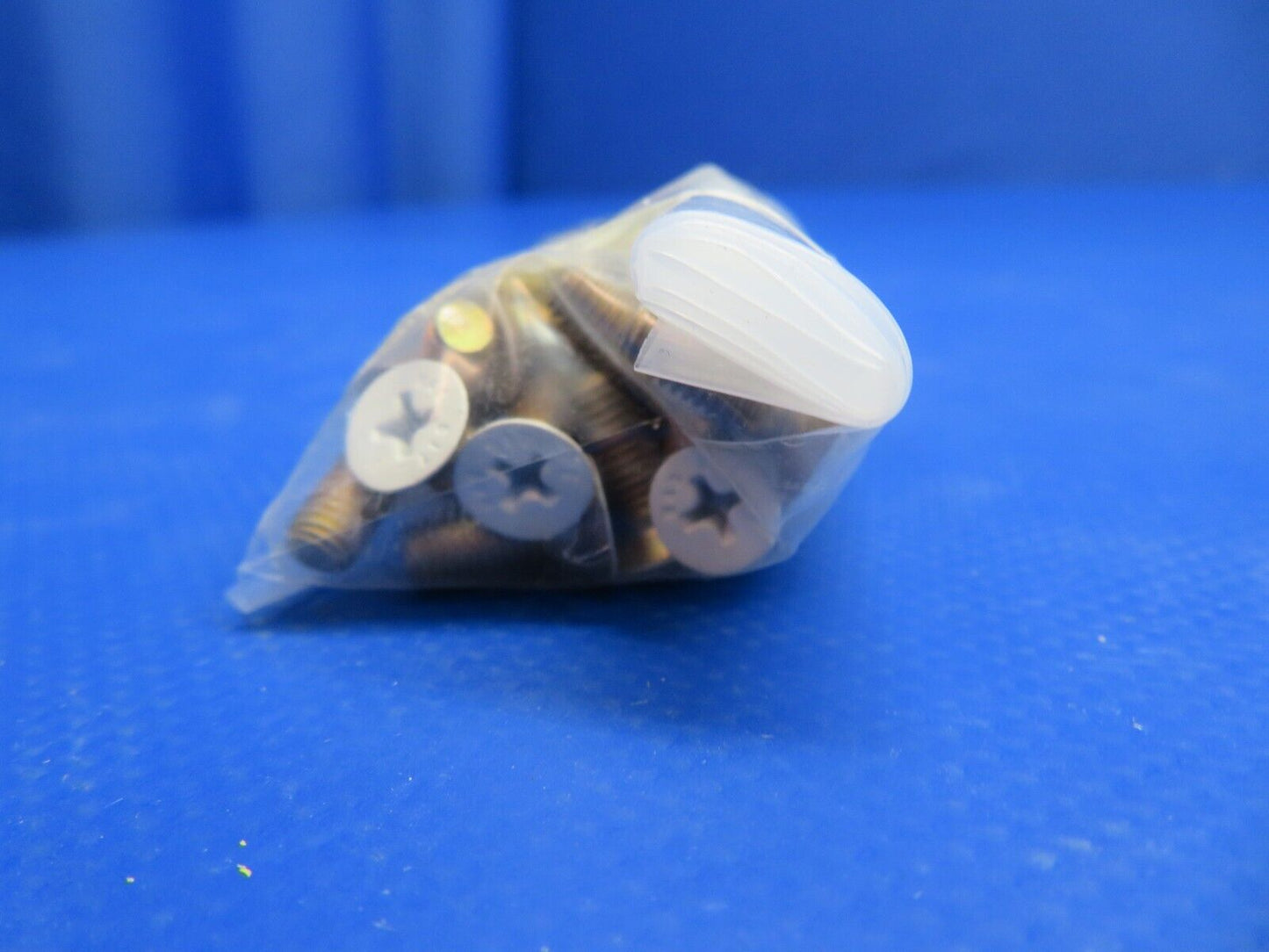 White Coated Machine Screw P/N NAS517-3-2 LOT OF 1000 NOS (1022-513)