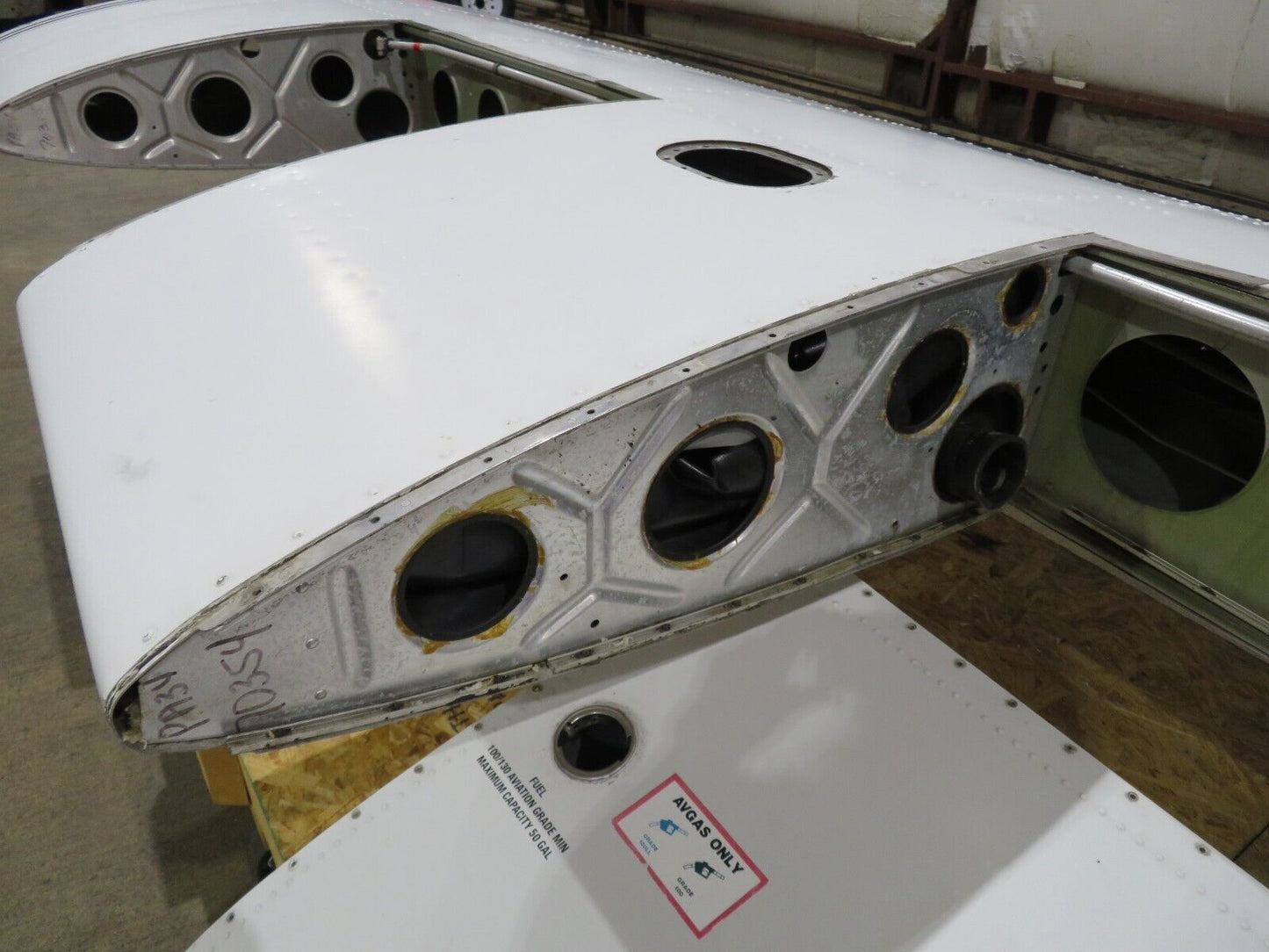 1978 Piper PA-34-200T Seneca RH Wing P/N 37093-04 (0423-103)