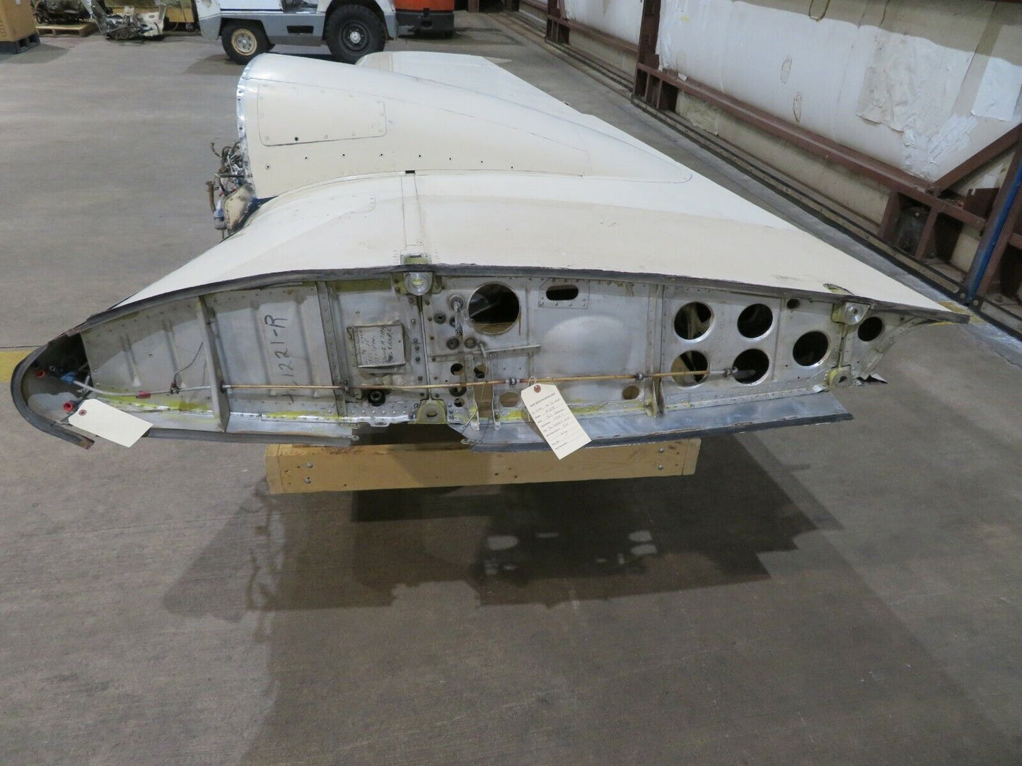 1969 Beech Baron 95-B55 RH Wing P/N 96-110005-610 (0521-101)