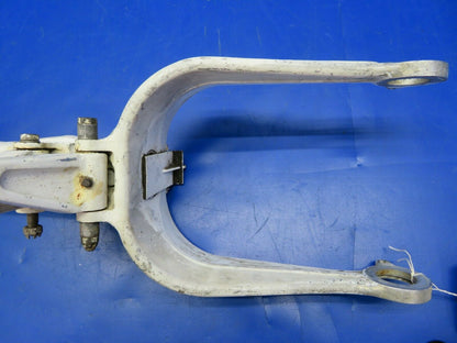 Cessna 310P Nose Gear Strut Assy Trunnion P/N 5842000-213 (0620-691)