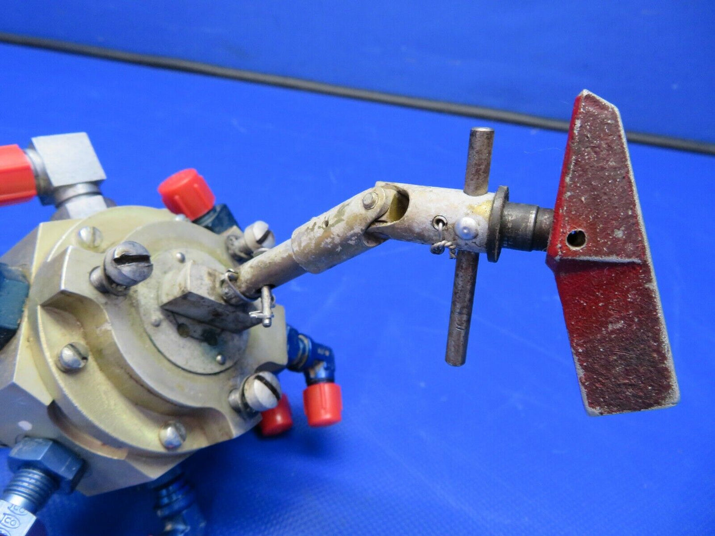 Beech 95-B55 Baron Fuel Selector Valve w / Handle RH 96-920001-612 (0621-995)
