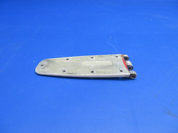 Cessna 210 Cabin Door LWR AFT Hinge P/N 0711037-21 (1122-109)