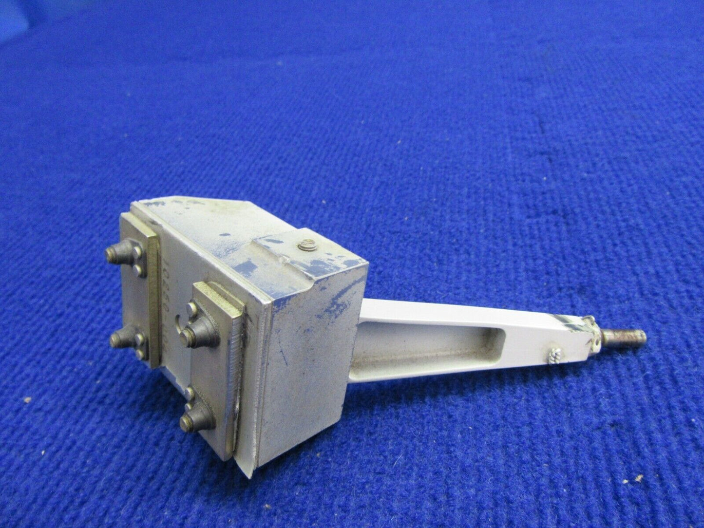 Cirrus Aileron Actuation Arm & INBD Hinge Attach Bracket RH 16790-001 (0122-305)