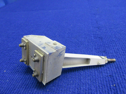 Cirrus Aileron Actuation Arm & INBD Hinge Attach Bracket RH 16790-001 (0122-305)