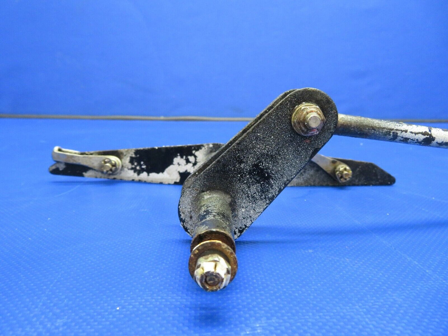 Piper PA-32R-300 Lance Aileron Bellcrank LH P/N 95680-00 (0121-449)