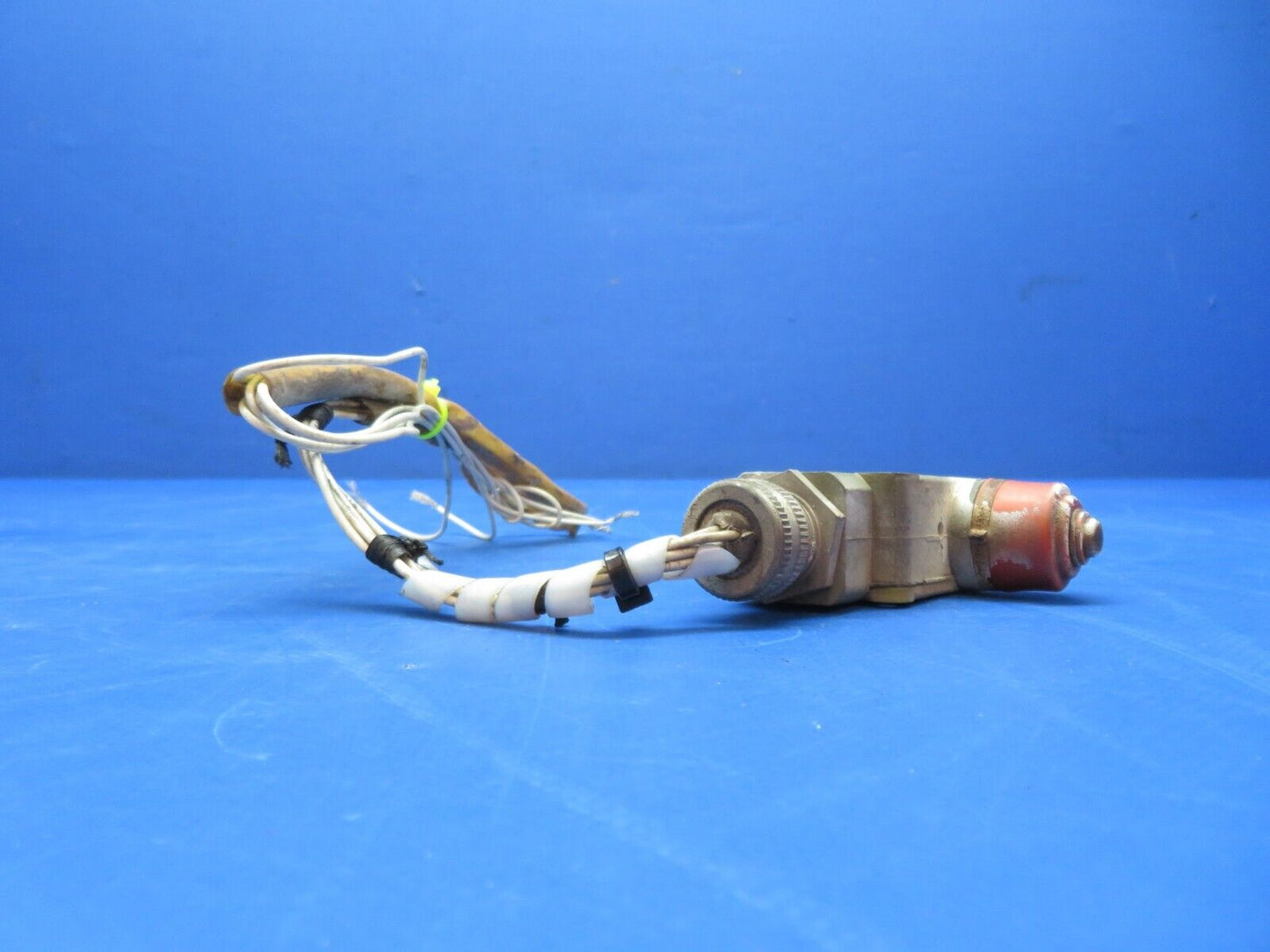 Cessna 310 / 310Q Nose Gear Microswitch P/N 2VB1 (0923-372)