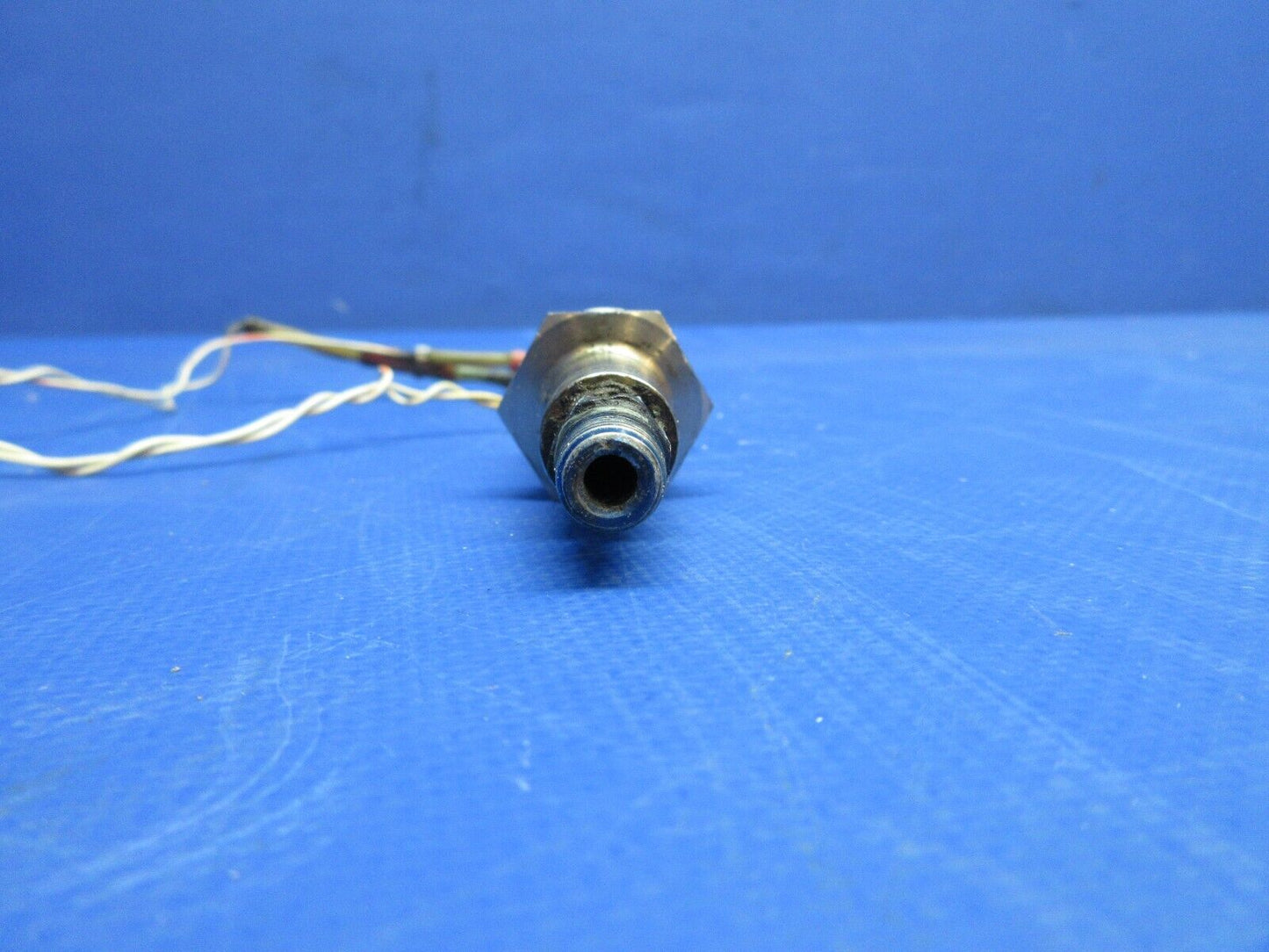 Cessna 310 / 310I Neo-Dyn Pressure Switch Assy 28V P/N 9910287-8 (0923-945)