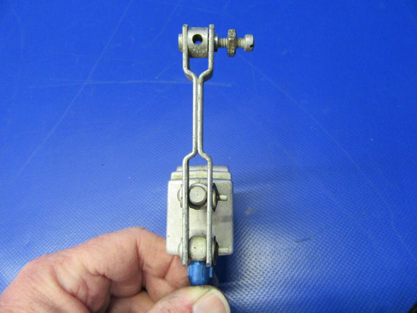 Beech Baron 95-A55 Hoof A53-T Parking Brake Valve 35-380065-5 (0420-233)