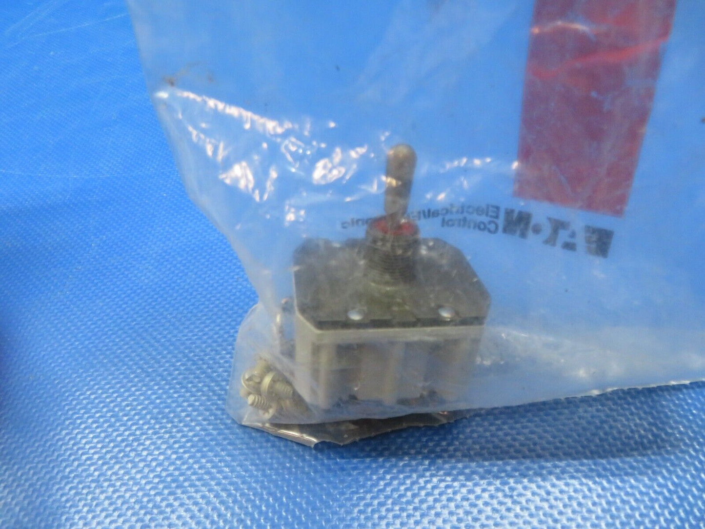 Cutler-Hammer / Eaton Switch Toggle P/N 8502K2 LOT OF 2 NOS (0224-229)