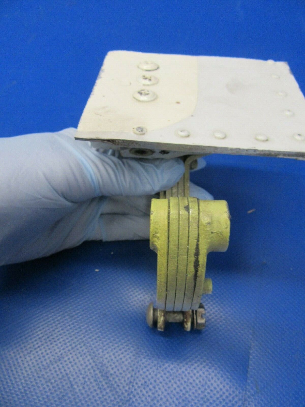 Beech 95-B55 Hinge Assy RH INBD MLG Door FWD Hinge P/N 35-815266-2 (0819-113)