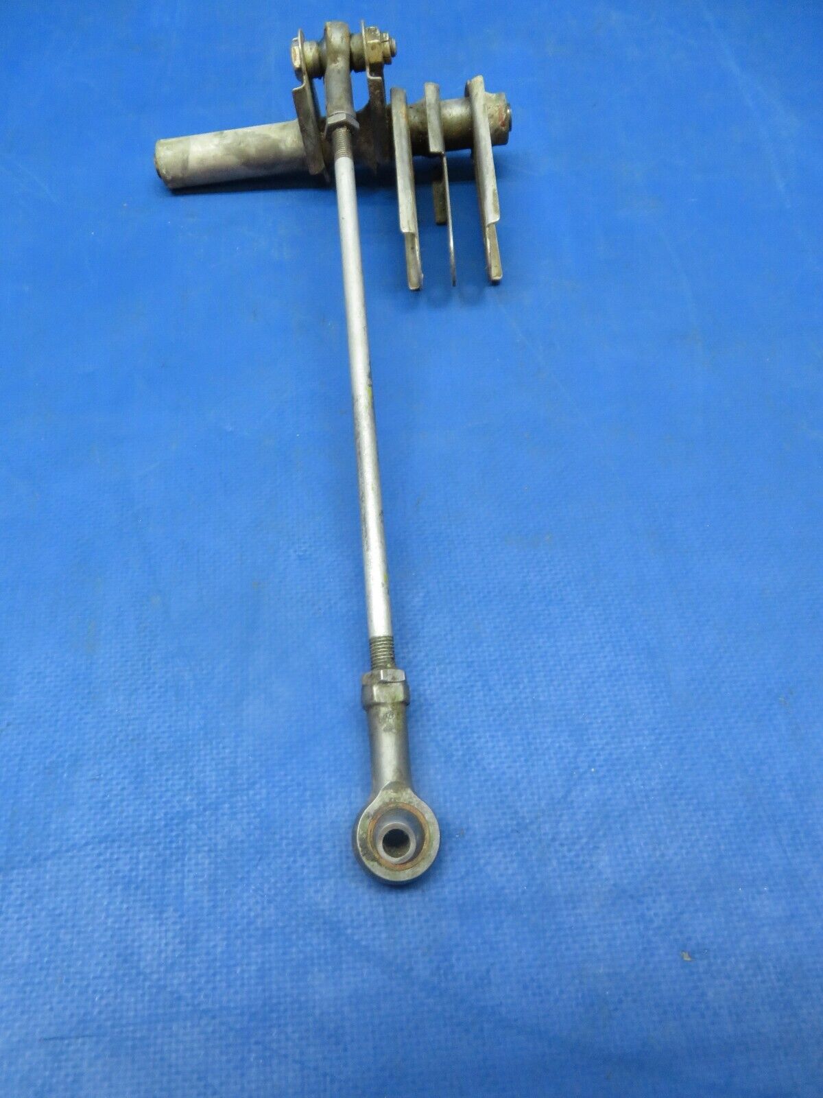 Early Cessna 310 / 310B OTBD Bellcrank LH INBD Flap P/N 0862100-13 (1223-141)