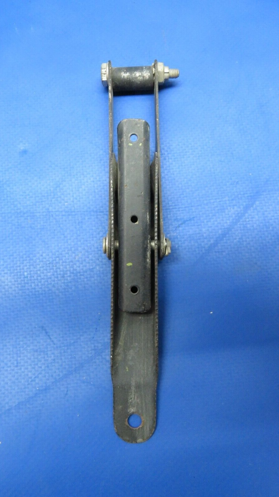 Piper PA-25 Latch Assy FWD Distributor Attachment P/N 61781-00 (0523-130)