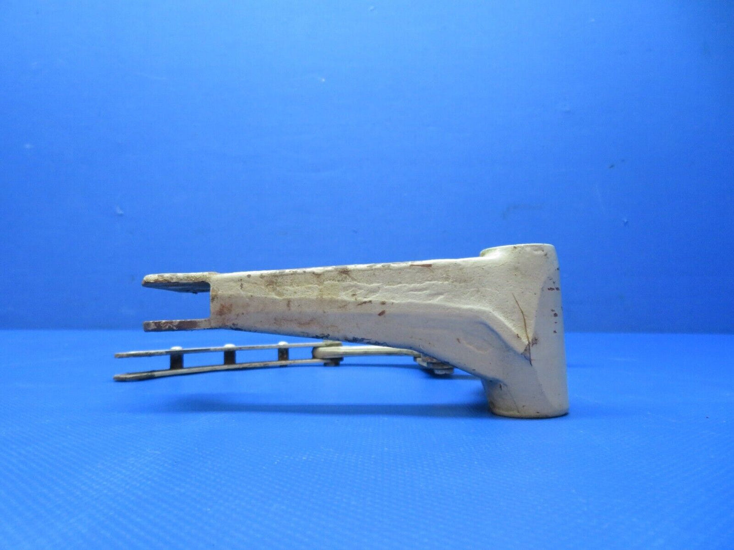 Early Cessna 310 / 310B Idler Arm Bellcrank MG LH P/N 0841106-1 (1223-220)