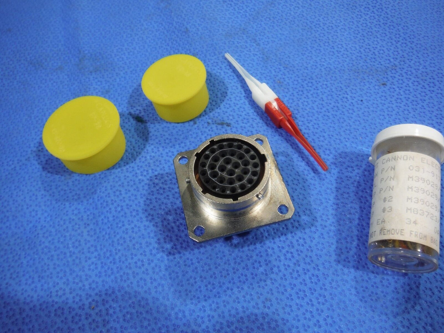 ITT Cannon Circular Connector  P/N MS3472L18-32S  (1015-32)