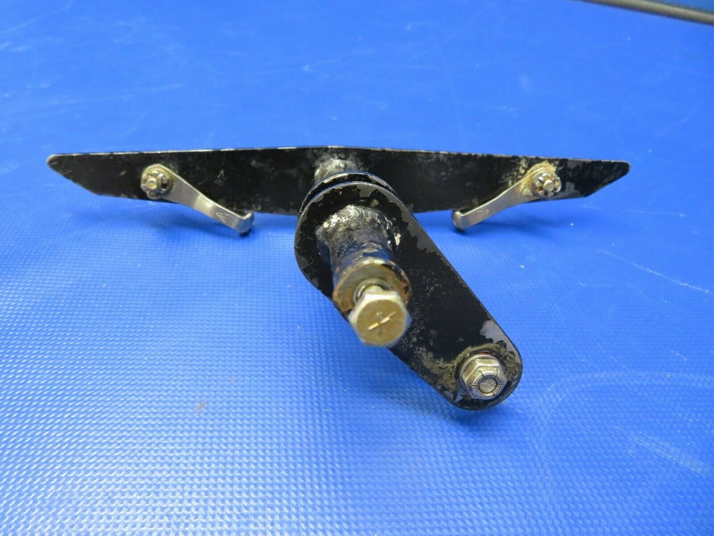 Piper PA-32RT-300 Lance Bellcrank Aileron RH P/N 95680-01 (0521-763)