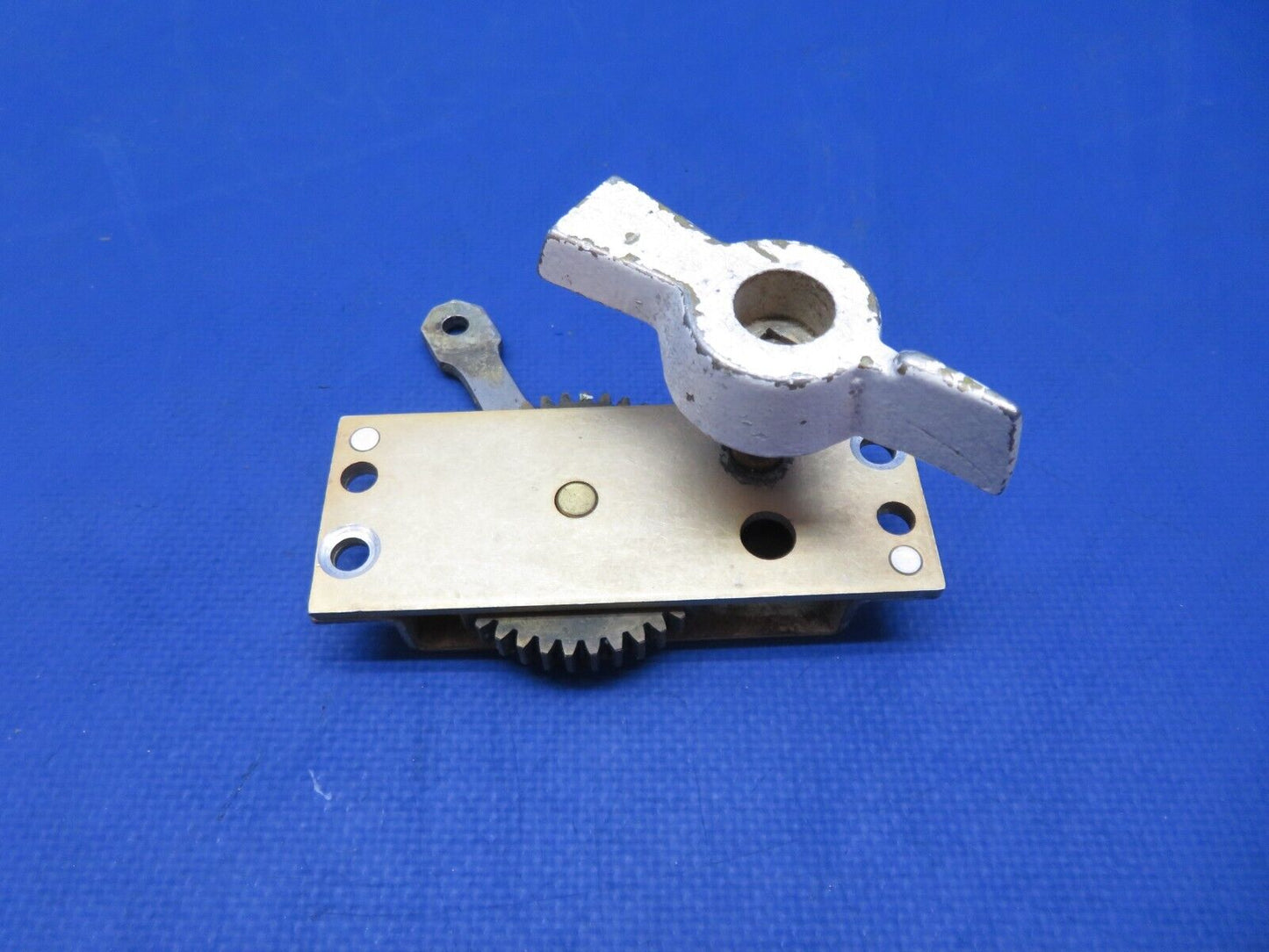 Cessna 310 / 310Q Airborne RH Fuel Selector Valve Gear Box  P/N 1M2-4 (0823-621)