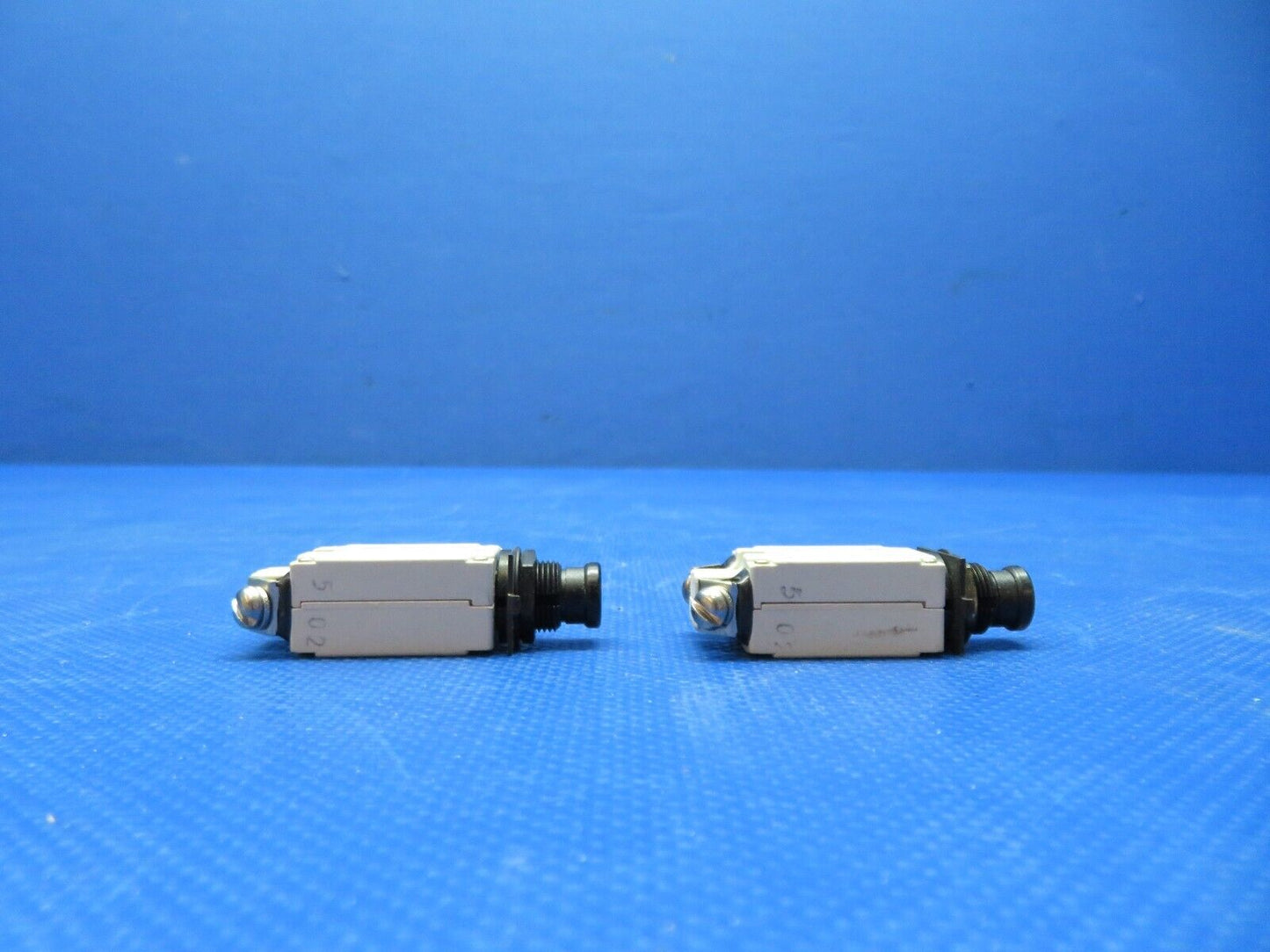 Klixon 2-1/2 amp Circuit Breaker P/N 7277-2-21/2 LOT OF 2 NOS (0224-227)