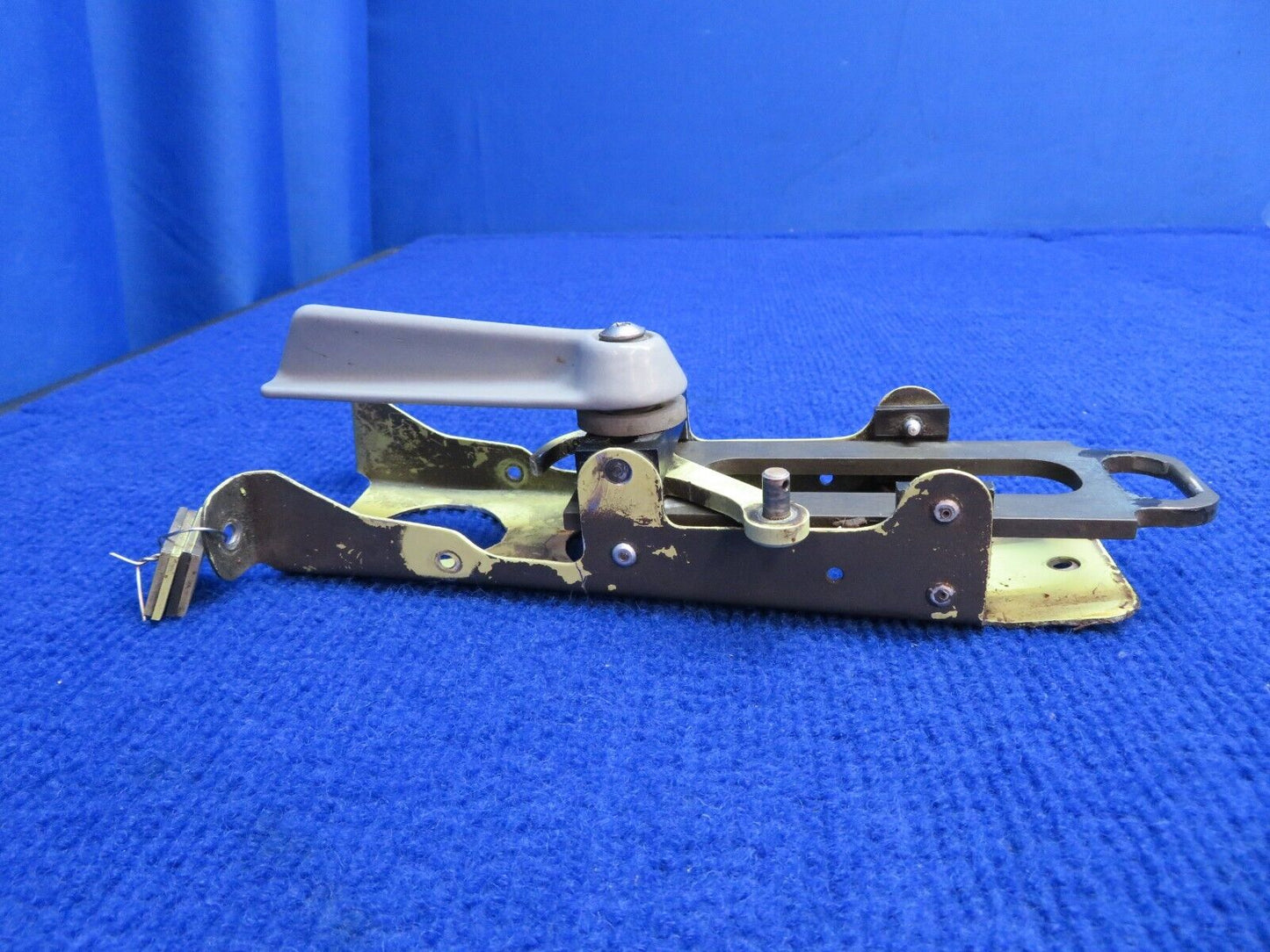 Socata Rear RH Box Assy Door Latch Mechanism w/ Handle P/N 25025003 (0622-901)