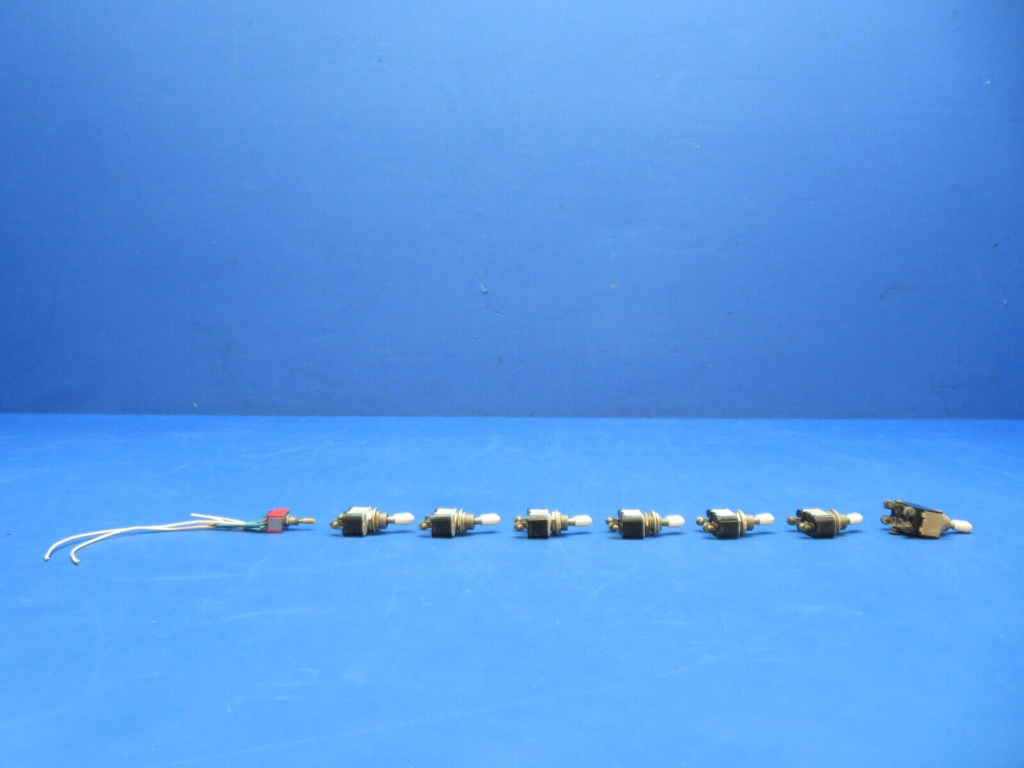 Cessna 310 / 310Q Cutler Hammer Toggle Switch P/N AN3021-2 LOT OF 8 (0923-318)