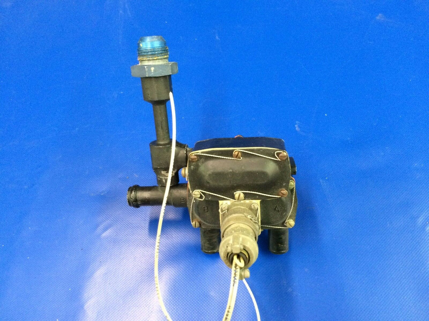 Baron 58 Bendix De-Ice Ejector Distributing Valve 28V P/N 38E63-18 (1016-109)
