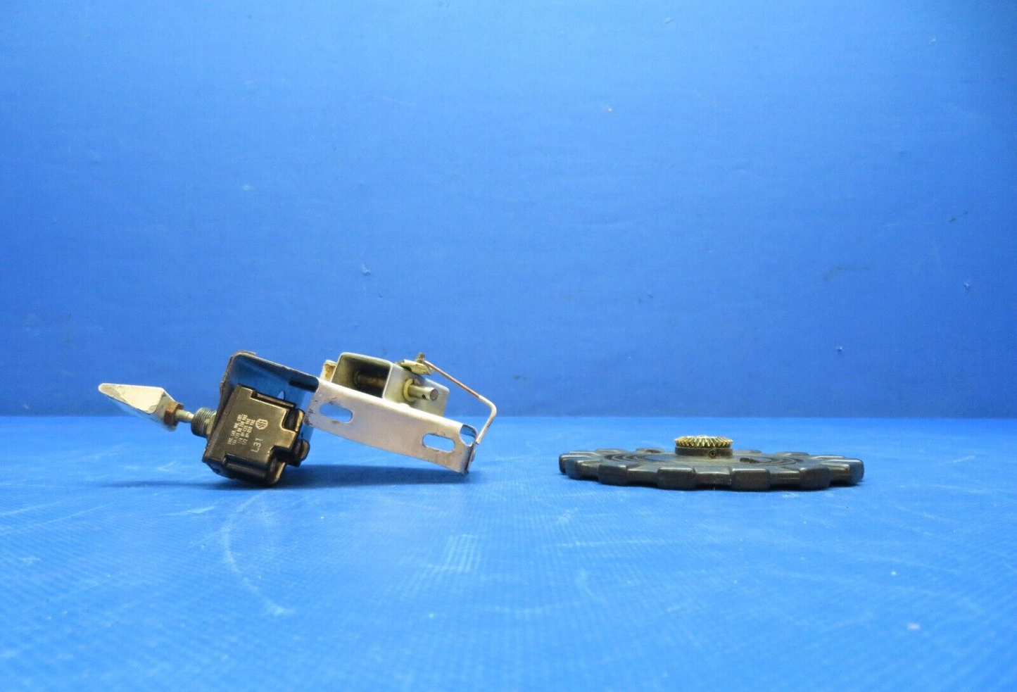 Grumman AA-1B Trim Wheel & Support Assy w/ Flap Switch 607007-501 (0224-133)
