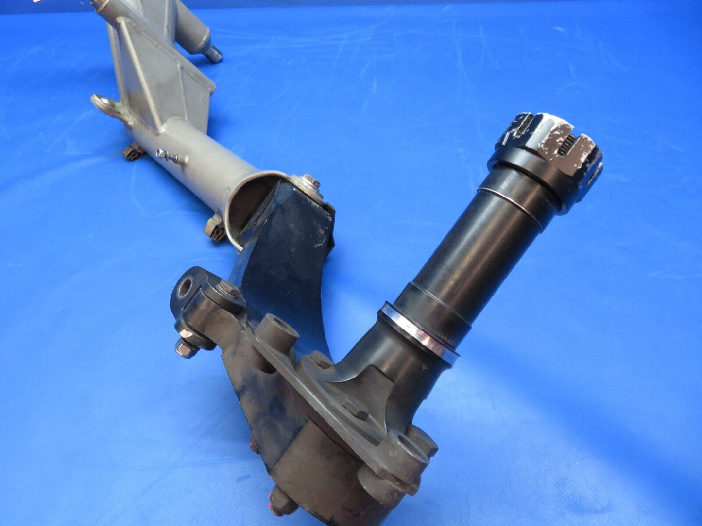 Diamond DA-42 RH Main Gear Leg Assy P/N D60-3217--22-00_01 (0623-476)