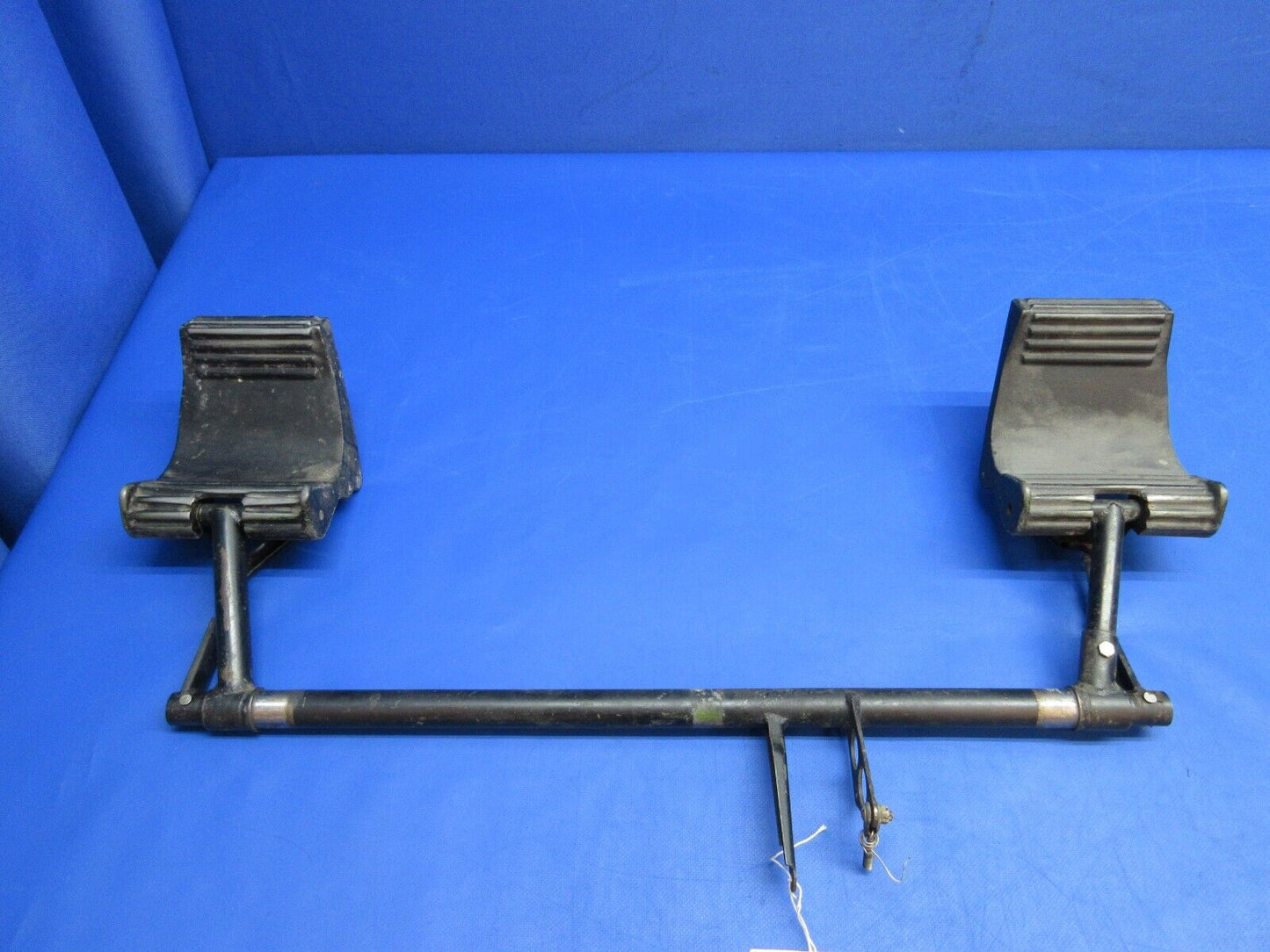Cessna 310 / 310Q RH Rudder Pedal Torque Tube w/ Pedal P/N 0813018-16 (0823-732)