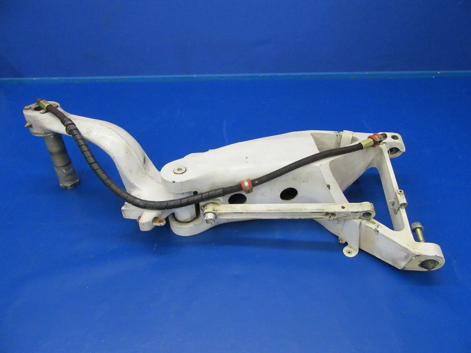 Beech Sierra B-24R Main Landing Gear RH P/N 169-810001-602 (0719-218)