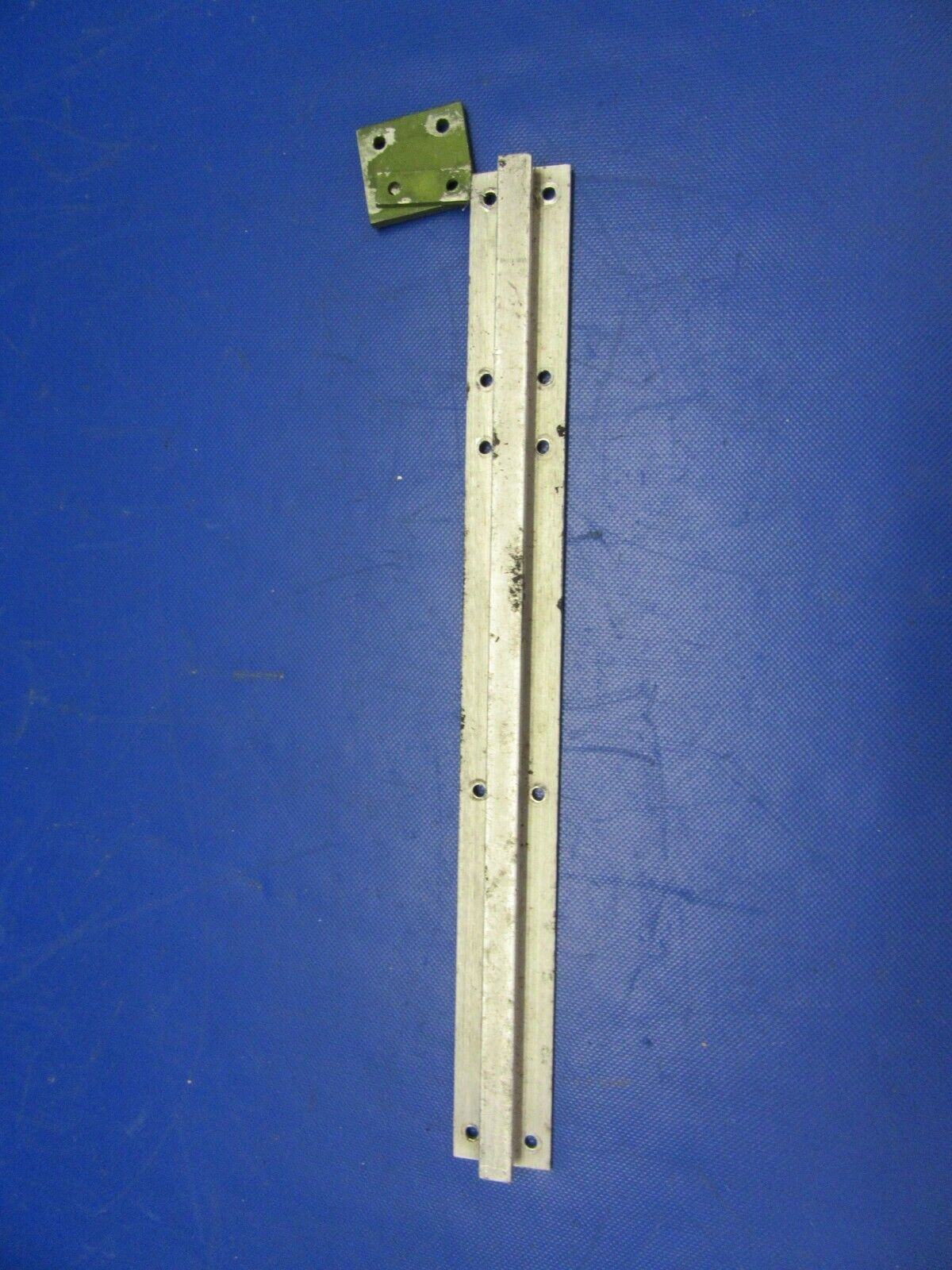Beech Baron 95-B55 Seat Track Middle Row INBD / OTBD P/N 002-430021-39 (1121-369