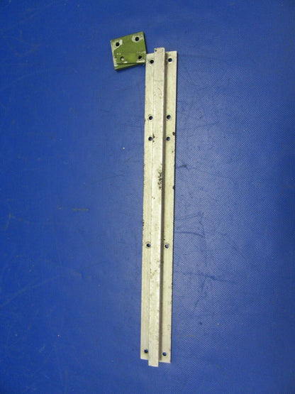 Beech Baron 95-B55 Seat Track Middle Row INBD / OTBD P/N 002-430021-39 (1121-369