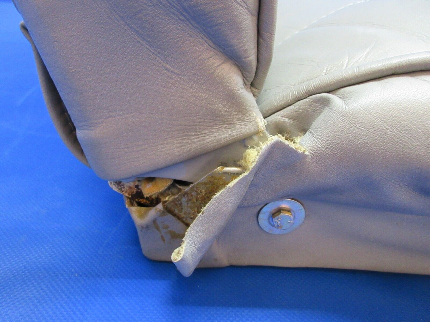 Cessna 401 / 401A Pilot Seat Assy - Gray Leather P/N 5014047-3 (1223-1491)