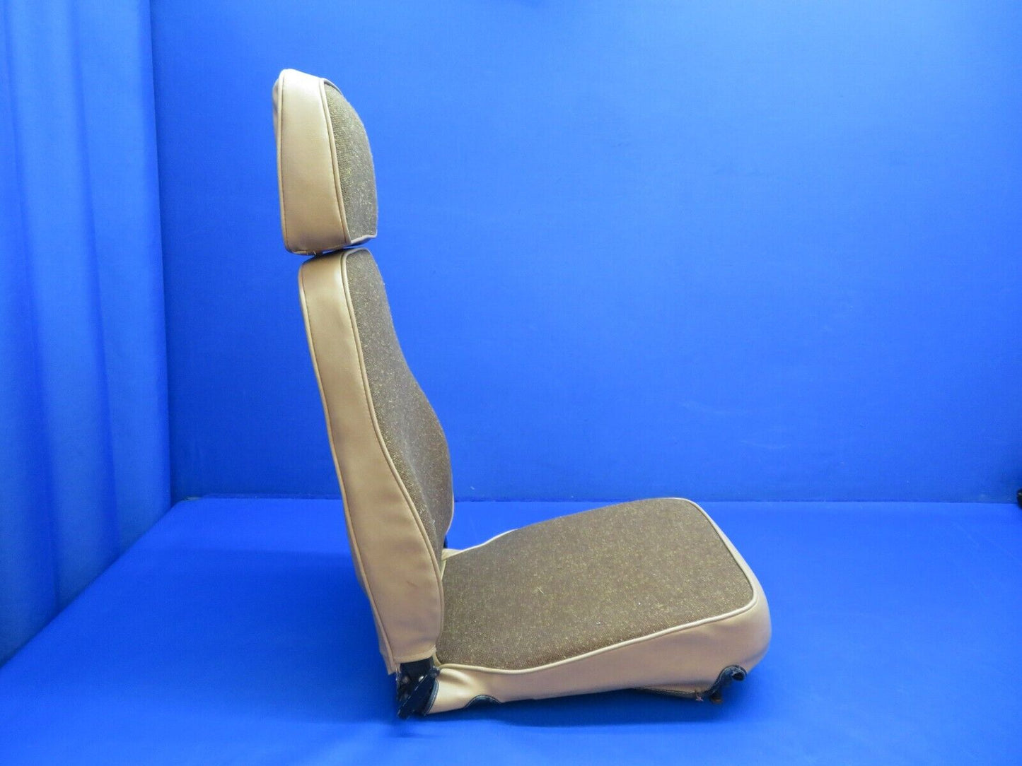 Piper PA-28R-201T RH Rear Seat Assy P/N 96827-023, 96827-23  (1122-784)