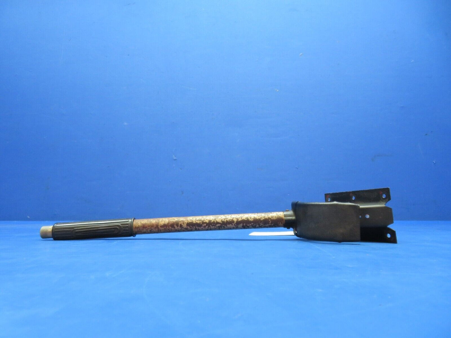 Piper PA-28-140 Handle Assy Flap Lever P/N 63782-00 (1023-576)