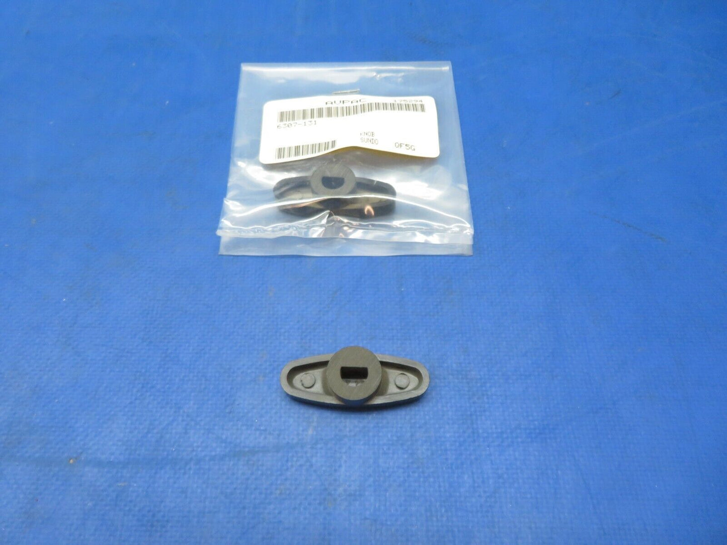 Beech Knob P/N 6307-131 LOT OF 2 NOS (1023-193)