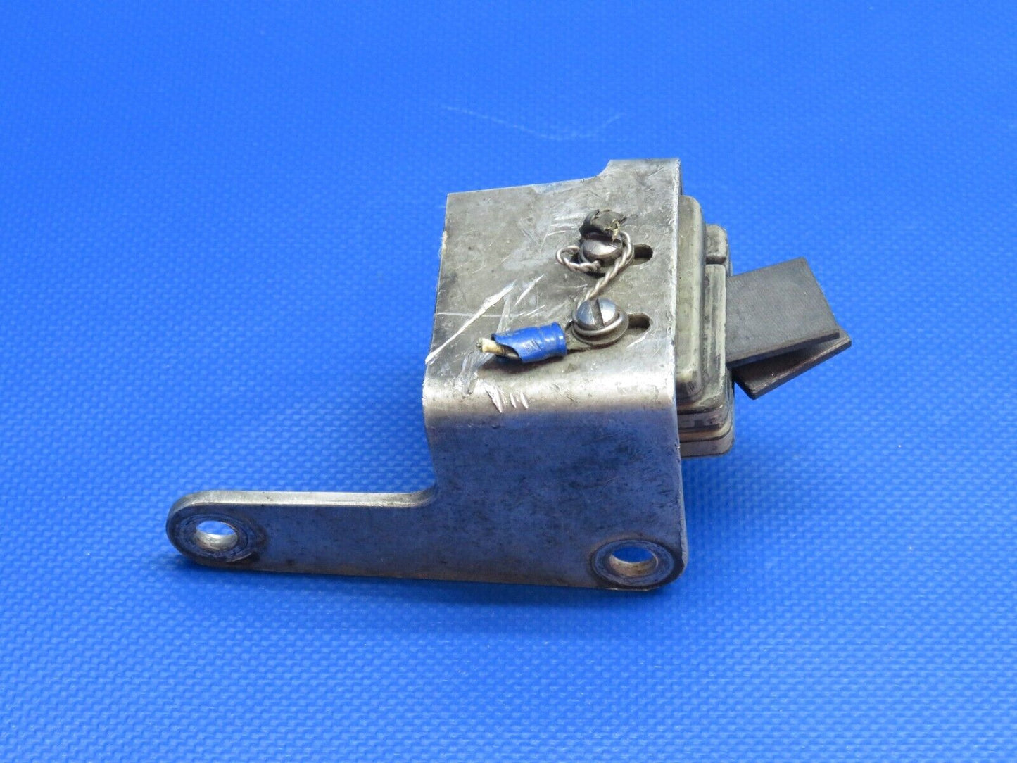 Piper PA-46-310P B. F. Goodrich Prop De-Ice Block Bracket 3E2011-1 (1223-1108)