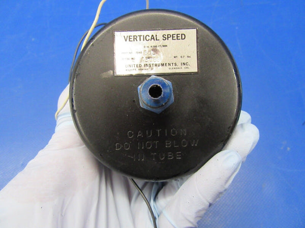 United Instruments Vertical Speed Indicator Lighted 28V P/N 7040-B4L (0918-93)