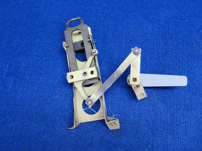 Socata FWD RH Box Assy Door Latch Mechanism w/ Handle P/N 25025005 (0622-907)