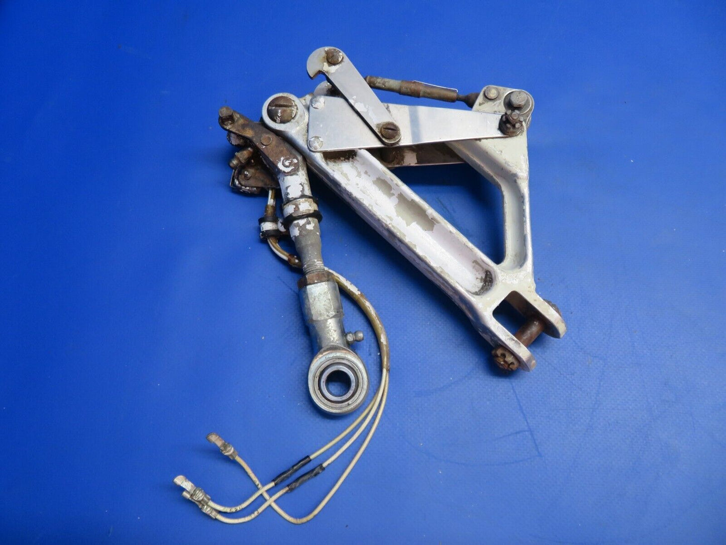 Piper PA-28R-201T RH Main Gear Truss w/ Link & Switch P/N 67025-06 (1122-798)