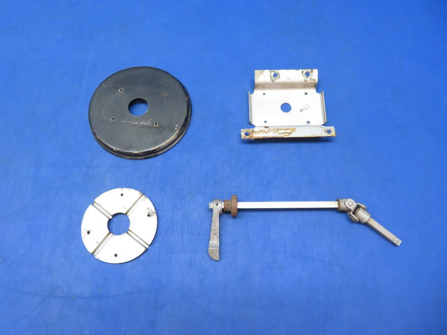 Early Cessna 182 Fuel Selector Shaft Assy, Handle & Plate 0511157-15 (1023-290)