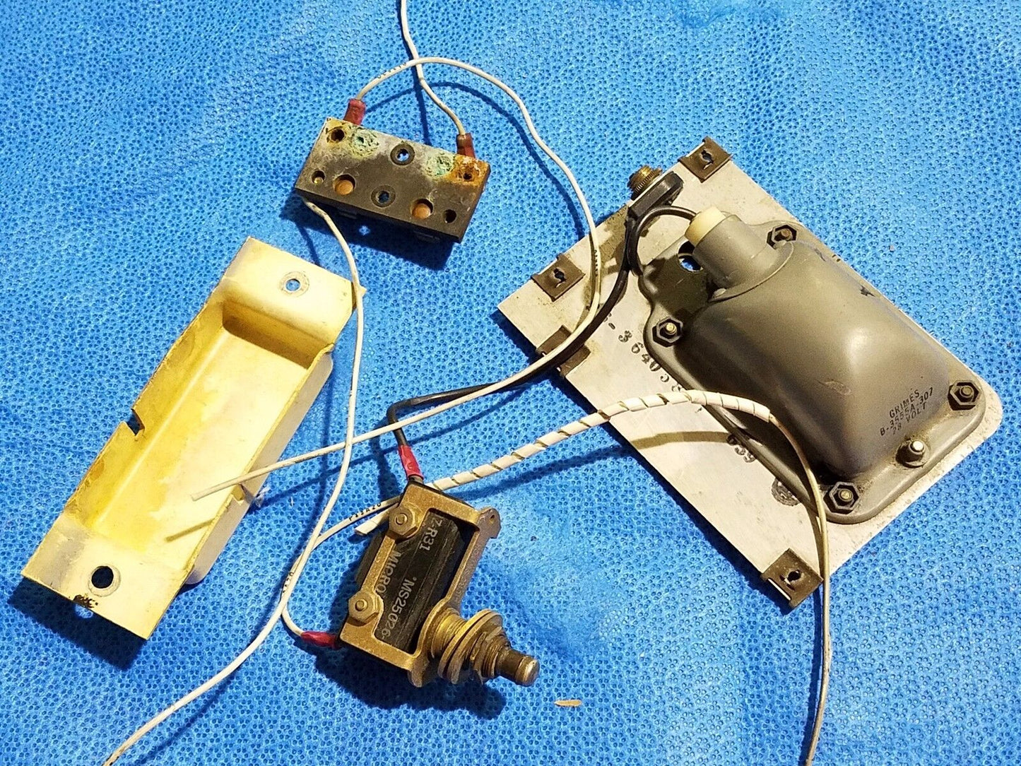 Beech Baron 58 Grimes Nose Baggage Light & Switch 28V P/N B-3555A-307 (0616-194)