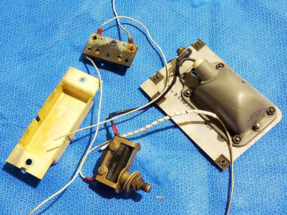 Beech Baron 58 Grimes Nose Baggage Light & Switch 28V P/N B-3555A-307 (0616-194)